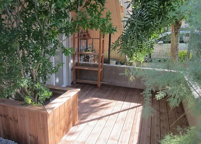 T2 Refait A Neuf Avec Petit Jardin Et Parking