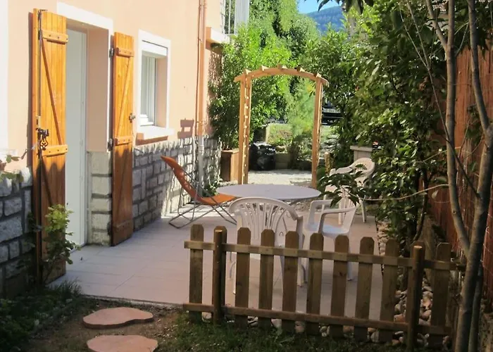 T2 Refait A Neuf Avec Petit Jardin Et Parking