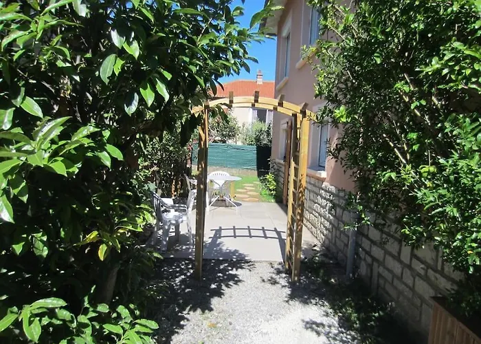 T2 Refait A Neuf Avec Petit Jardin Et Parking